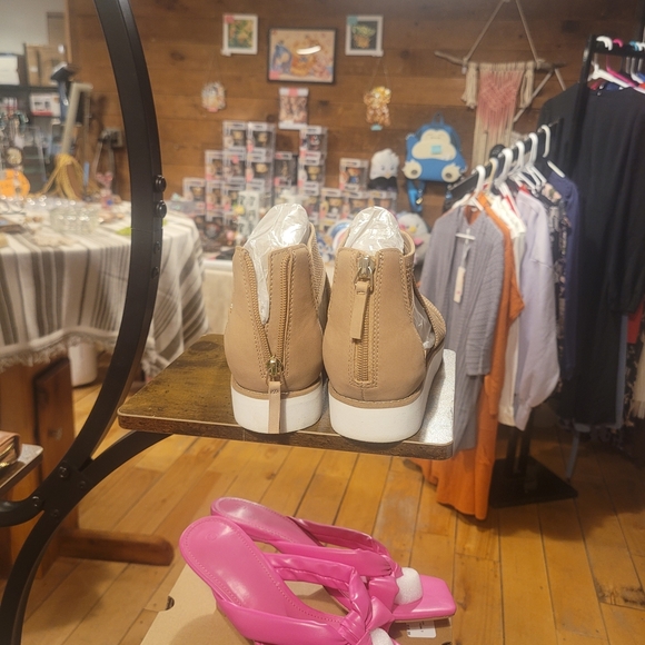 Easy Spirit Women's Tan Sandals - Picture 3 of 3